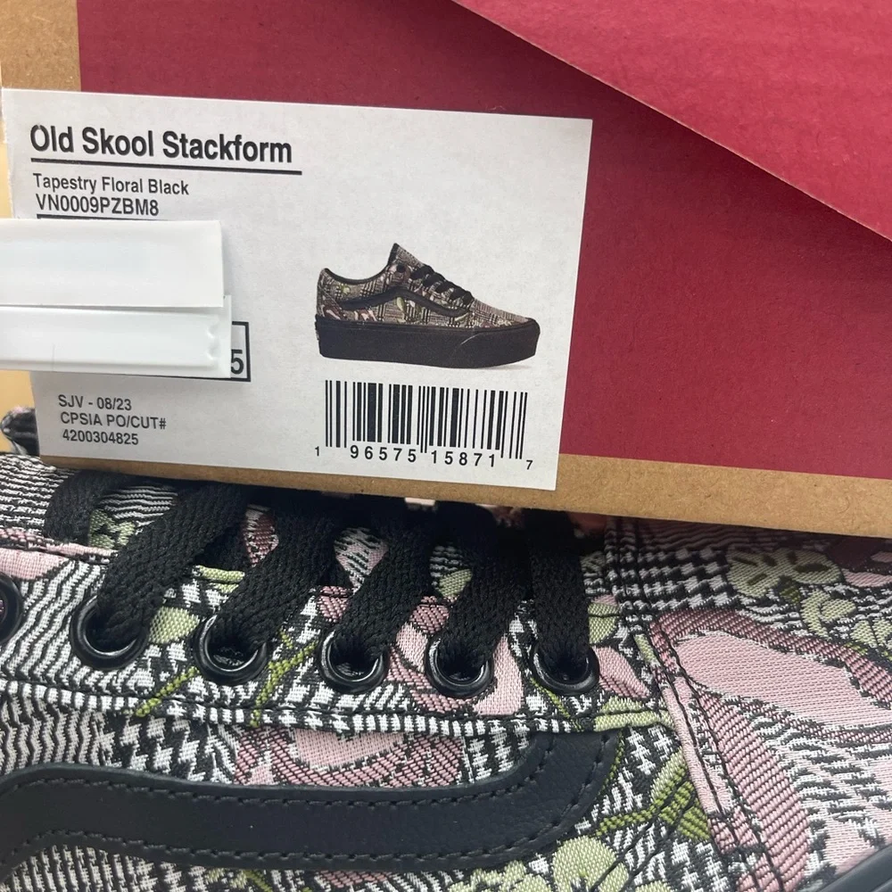 Vans Women's Old Skool Stackform Platform Sneakers
Tapestry Floral B
VN0009PZBM8 - Picture 15 of 16